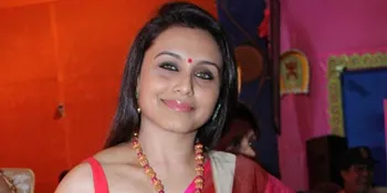 [Foto] Wajah Ceria Rani Mukherjee Kala Dipotret Paparazzi di Bandara, Cantik