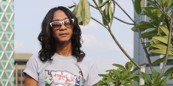 [Foto] Wajah Istri Aming di Buku Nikah, Tomboy Berambut Cepak