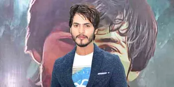 [Foto] Wajah Serius Ravi Bhatia di Lokasi Syuting, Nggemesin!