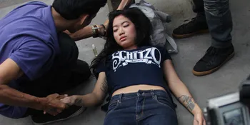 [Foto] Widy Vierra Bersenang-Senang Sampai Pingsan