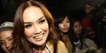 [FOTO] Wow, Sara Wijayanto Bisa Melayang di Udara