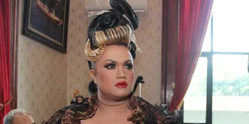 [Foto] Wow! Tata Liem Sepanggung Dengan Para Wanita Cantik