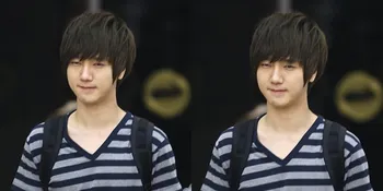 [FOTO] Yesung Ketahuan Lagi Asyik Makan Pangsit di Pasar Jakarta