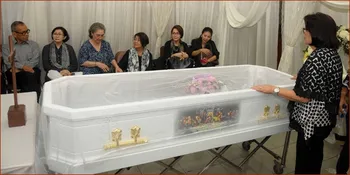 Frans Tumbuan Dimakamkan di TPU Tanah Kusir