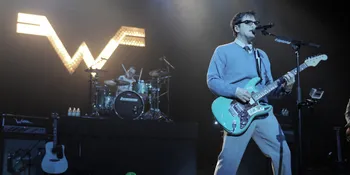 Gabung Situs Kencan Online, Vokalis Weezer Ditolak Mentah-Mentah