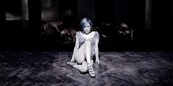 Gain 'Paradise Lost', Menggeliat Seksi Bagai Ratu Ular