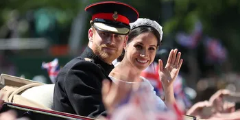Gandengan Mesra Usai Menikah, Pangeran Harry & Meghan Markle Romantis!
