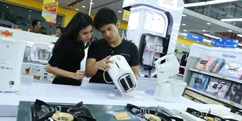 Gandengan Tangan, Dimas Seto dan Dhini Aminarti Asyik Berbelanja