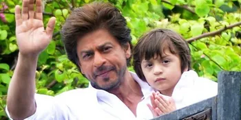 Ganteng, AbRam Khan Ikut Shahrukh Khan Sapa Fans di Hari Lebaran