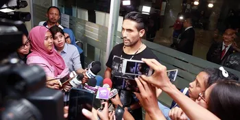 Gaston Castano Tak Pernah Lepas Dari Kenangan Lipstik Jupe