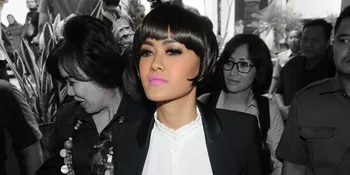 Gaston Tak Hadir Sidang Cerai Perdana, Julia Perez Menangis