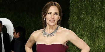 Gaun Kepanjangan, Jennifer Garner Nyaris Jatuh di Red Carpet