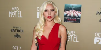 Gaun Terinjak, Lady Gaga Hampir Jatuh Tersungkur di Depan Umum