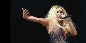 Gaun Terlalu Seksi, Kesha Malah Salah Tingkah di Red Carpet