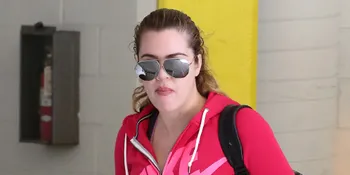 Gawat! Celana Khloe Kardashian Robek di Depan Umum