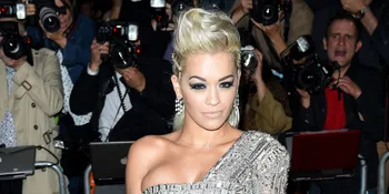 Gawat, Celana Rita Ora Robek di Depan Banyak Orang
