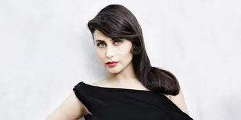 Gaya Airport Fashion Ala Rani Mukherjee, Merah Merona!