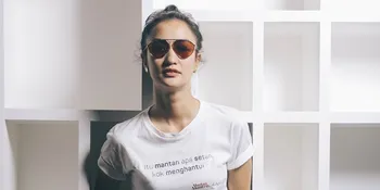 Gaya Atiqah Hasiholan Panen Sayuran Bikin Salah Fokus, Cantik Banget Kayak Lagi Pemotretan