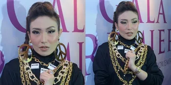 Gaya Ayu Dewi Pakai Outfit - Aksesoris Dari Moschino di Premiere 'HANUM & RANGGA'