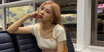 Gaya Edgy Pakai Crop Top, Rose BLACKPINK Pamer Pinggang Super Ramping