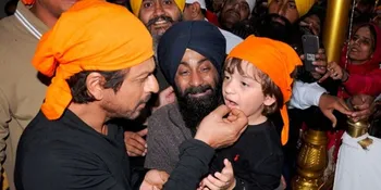 Gaya Fashionable Keren AbRam Khan, Celana Blue Jeans & Sneakers