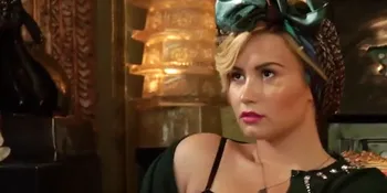 Gaya Hipster Seksi Demi Lovato Untuk Majalah Teen Vogue