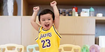 Gaya Kece Raphael Moeis Saat Berjemur, Ganteng dan Keren Kayak Sultan