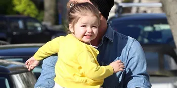 Gaya Lucu Harper Beckham Saat Makan Es Krim, Bikin Gemas!