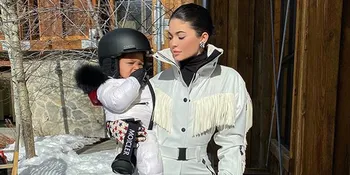 Gaya Lucu Stormi Webster Saat Main Papan Seluncur Salju, Nggemesin Banget!