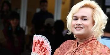 Gaya Maskulin, Tata Liem Pilih Batik Pekalongan