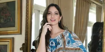 Gaya Nia Ramadhani Pakai Dress Kuning, Segar Banget Kayak Buah Lemon