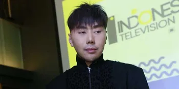 Gaya Roy Kiyoshi Naik Pesawat Kelas Utama, Bawa Tas Hermes - Pakai Cape Hitam