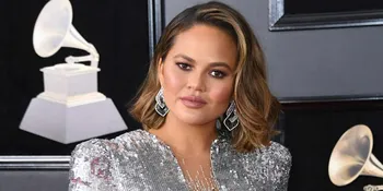 Gaya Stylish Chrissy Teigen Saat Gendong Bayi, Cantik Banget!
