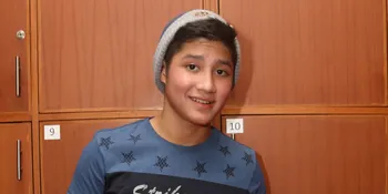 Gaya Teuku Rassya Saat Gendong Bayi, Kebapakan Banget!