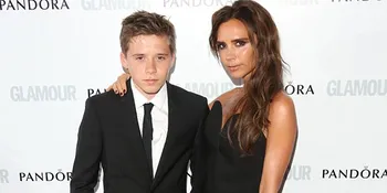 Gaya Victoria Beckham Saat Menimang Anak, Lucu Atau ...?