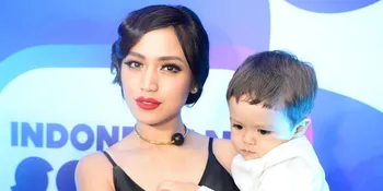 Gemesin! Lucunya Baby El &#38; Jedar Saat 'Perang' Pakai Daun Bawang