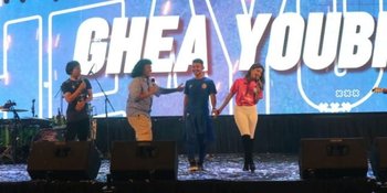 Ghea Youbi Iseng Kerjai Gian Zola di Panggung Launching Tim Arema FC