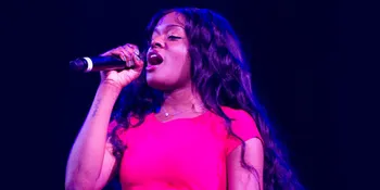 Gigit Payudara Security, Penyanyi Cantik Ini Ditangkap Polisi