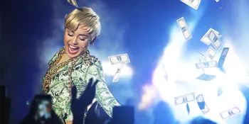 Gila-Gilaan, Miley Cyrus Pesta Ganja dan Nyaris Tanpa Busana