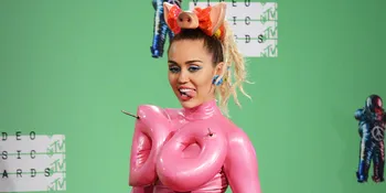 Gila! Miley Cyrus Ingin Pasang Implan Tanduk &#38; Corset Piercing