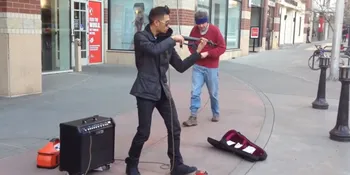 Gila, Pemain Violin Ini Sajikan Orkestra Hanya Dengan Satu Alat