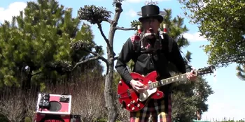 Gila, Pria Ini Nyanyi dan Mainkan Tiga Instrumen Sekaligus