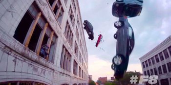 Gila, Video 'FAST 8' Ini Lempar Mobil Keluar Dari Gedung Tinggi!