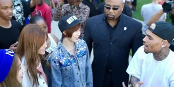 Girlband Korea T-ara N4 Bertemu Dengan Chris Brown