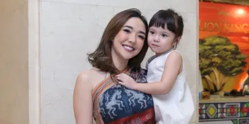 Gisel Ajak Gempi Nyanyi Bareng Saat Jadi Pembuka Konser Lukas Graham di Jakarta