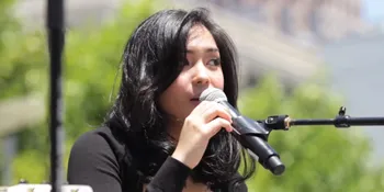 Gitaris Cantik Prisa, Ditemukan Galau Nyanyi Lagu Sheila On 7