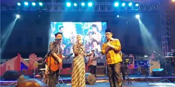 Gokil! Begini Aksi Istri Ridwan Kamil Saat Duet Bareng Ariel NOAH