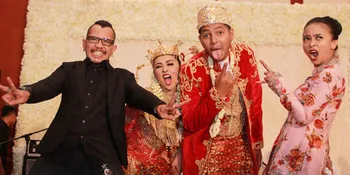 Gokil! Busana dan Desain Pelaminan di Pernikahan Chua Kotak
