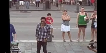 Gokil, Lenny Kravitz Ikut Ngamen di Pinggir Jalan!