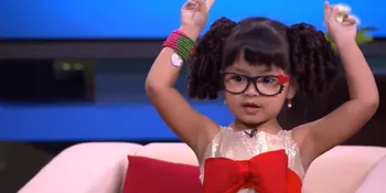 Gokil, Sarah Sechan Diajari Anak Kecil Gerakan Gwiyomi!
